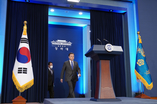 문재인 대통령이 10일 청와대 춘추관에서 진행된 취임 4주년 특별연설을 하기 위해 연단에 오르고 있다. 청와대 제공.